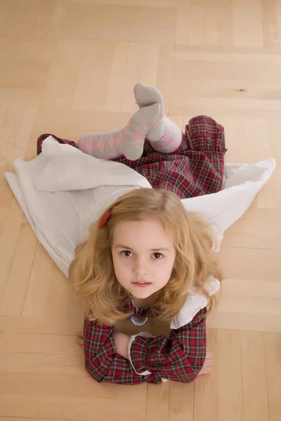 Menina bonita deitada no chão — Fotografia de Stock