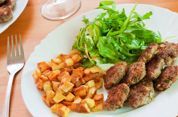 Jídlo? hovězí maso, brambory hranolky a salát — Stock fotografie