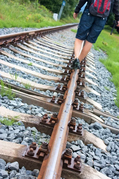 Demiryolu ve kadın uzun yürüyüşe çıkan kimse