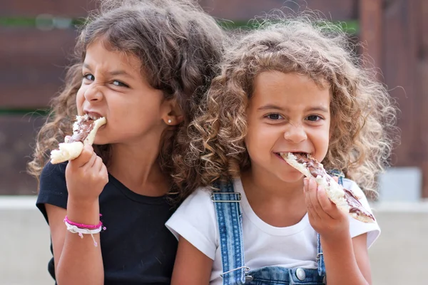 Sisters eating — Stock Photo, Image