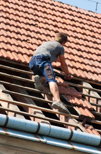 Werknemer op het dak — Stockfoto