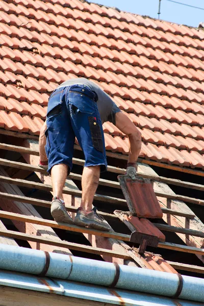 Εργαζόμενος στην οροφή — Φωτογραφία Αρχείου