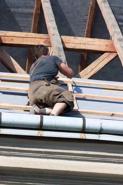 Worker on the roof — Stock Photo, Image