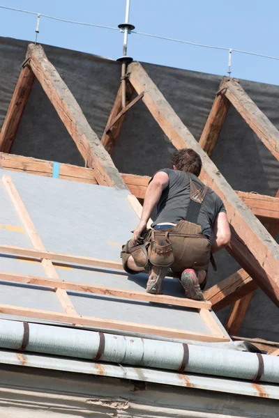屋根の上の労働者 — ストック写真