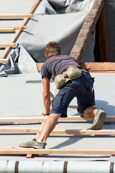 Trabajador en el tejado —  Fotos de Stock