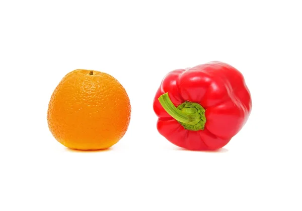 Orange und rote Paprika Nahaufnahme auf weißem Hintergrund — Stockfoto