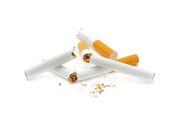 Přestat kouřit. zlomené cigarety na bílém pozadí. — Stock fotografie