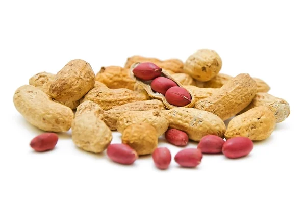 Geröstete Erdnüsse Nahaufnahme auf weißem Hintergrund — Stockfoto