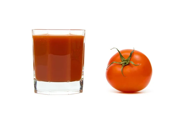 Dojrzały pomidor i szklankę soku pomidorowego. — Zdjęcie stockowe