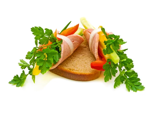 Rotolo di prosciutto con verdure e prezzemolo su un pezzo di pane . — Foto Stock