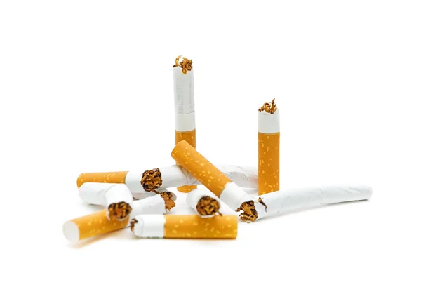 Σπασμένα τσιγάρων σε λευκό φόντο. κάπνισμα. — Φωτογραφία Αρχείου