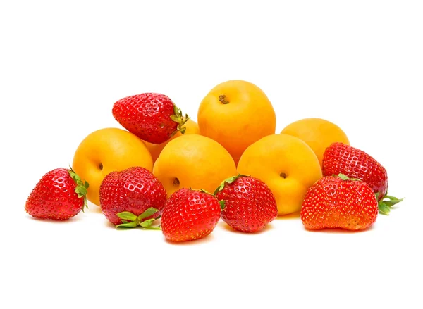 Jordgubbar och aprikoser på vit bakgrund — Stockfoto