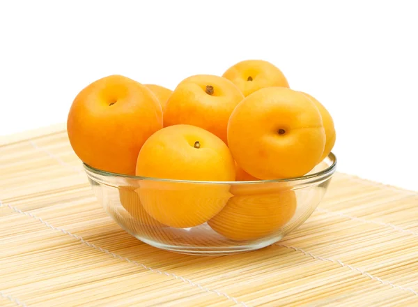 Ripe apricots in a glass bowl — Stock Photo, Image