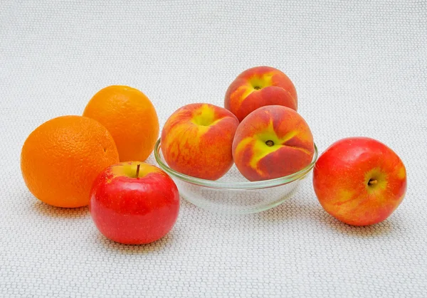 熟した果物の静物。りんご、桃、オレンジ. — ストック写真