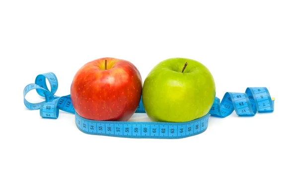 Pommes et ruban à mesurer sur fond blanc — Photo