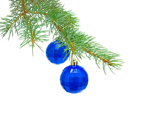 I giocattoli di anno nuovo su ramo di abete rosso blu su uno sfondo bianco — Foto Stock