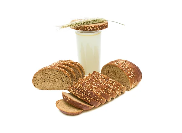 Zátiší. sklenici mléka, bochník chleba a klas pšenice. — Stock fotografie