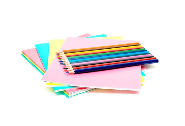 Poznámkové bloky a tužky, barevné — Stock fotografie