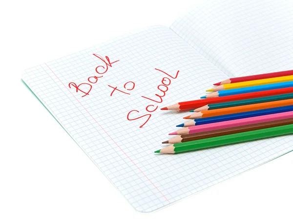 Bolígrafos en un cuaderno abierto aislado sobre fondo blanco —  Fotos de Stock