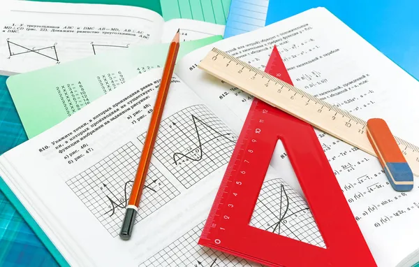 Matematik lärobok, notebook, penna och linjal Royaltyfria Stockbilder