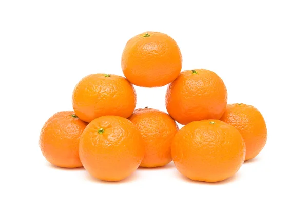 Primeros planos de mandarinas maduras, aisladas sobre un fondo blanco — Foto de Stock
