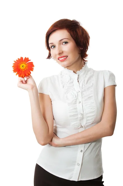 Schöne Frau mit Blumen-Gerbera in ihren Händen gegen weiße b — Stockfoto