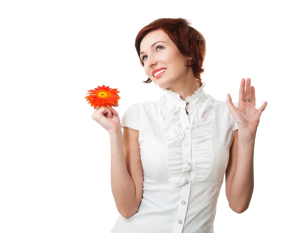 Mooie vrouw met bloem gerbera in haar handen tegen witte b — Stockfoto