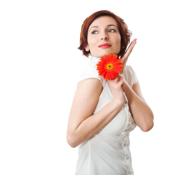 화이트 b에 대 한 그녀의 손에 거 베라 꽃을 가진 아름 다운 여자 — 스톡 사진