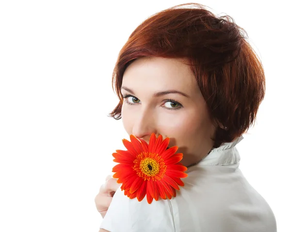 Krásná žena s květiny gerbera v rukou proti bílé b — Stock fotografie