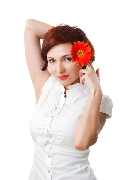 Красива жінка з квітковою герберою в руках проти білого б — стокове фото