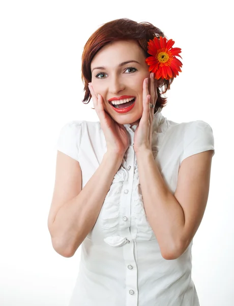 Красивая женщина с цветочным герберой на белом фоне — стоковое фото