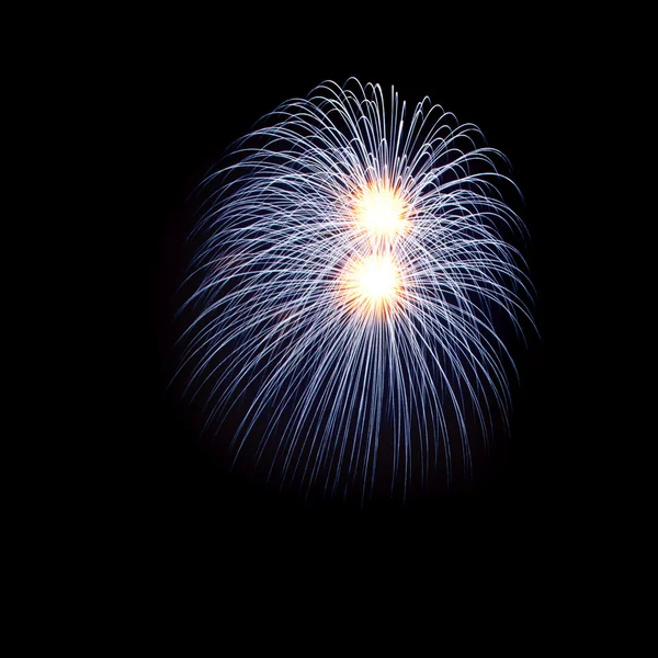 Φωτεινά πολύχρωμα πυροτεχνήματα στο νυχτερινό ουρανό — Φωτογραφία Αρχείου
