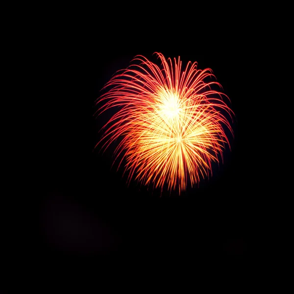 Jaskrawo kolorowe fajerwerki na nocnym niebie — Zdjęcie stockowe