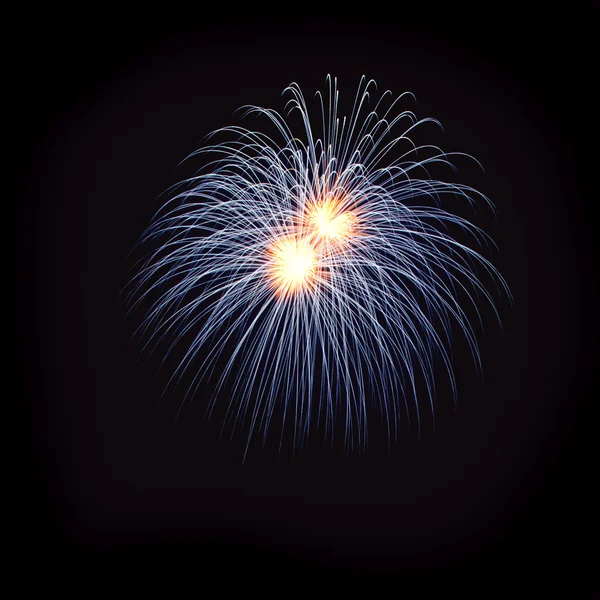 Fogos de artifício coloridos no céu noturno — Fotografia de Stock