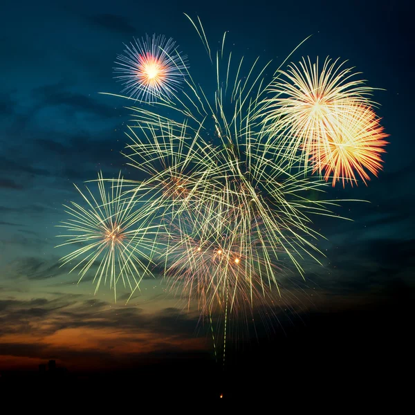 Fuochi d'artificio brillantemente colorati nel cielo notturno Fotografia Stock