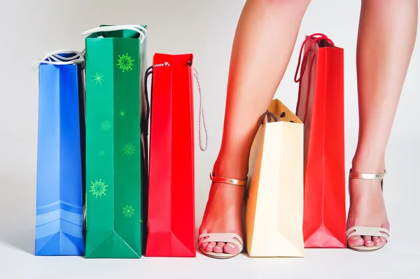 Piernas de mujer y bolsas de compras —  Fotos de Stock
