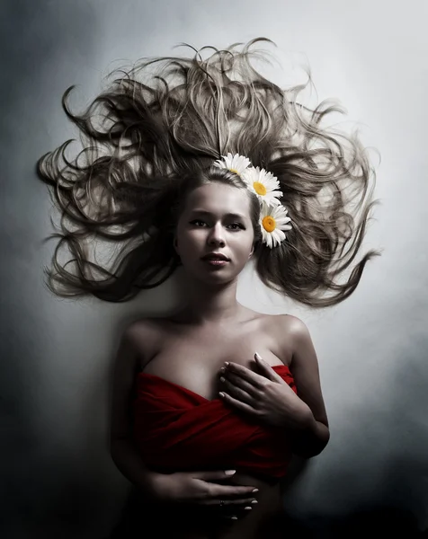 Žena s bílým květem heřmánku — Stock fotografie