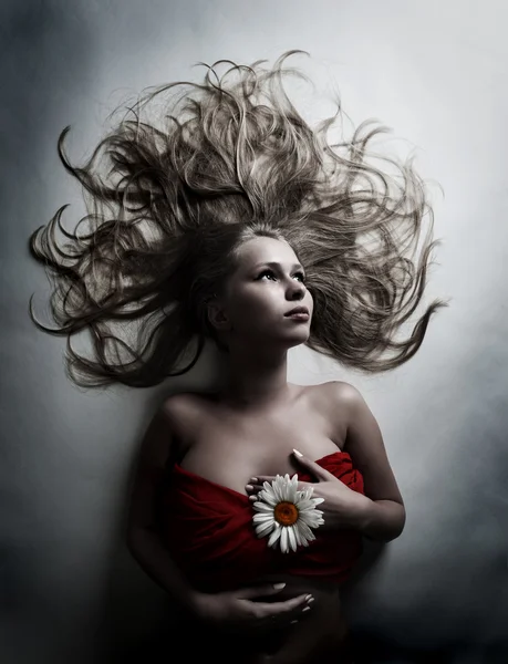 Mulher com flor branca de camomila — Fotografia de Stock