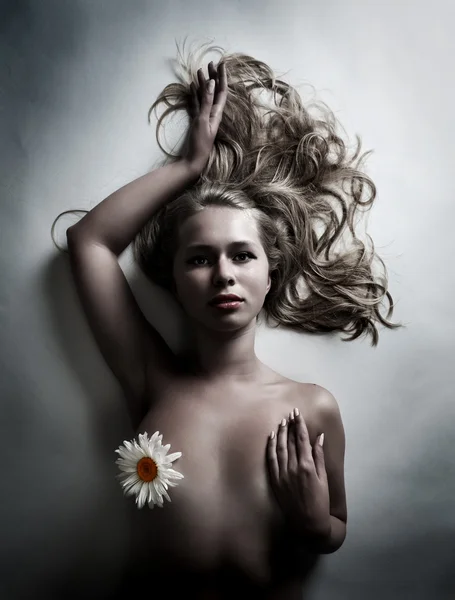 Mujer con flor blanca de manzanilla — Foto de Stock