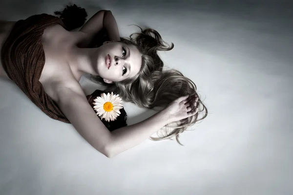 Жінка з білою квіткою ромашки — стокове фото