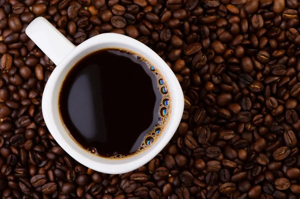 Чашка кофе на кофейных зеренах . — стоковое фото