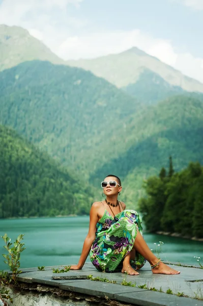 Girl in mountains on the lake — Stock Photo, Image