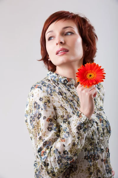 Piękna kobieta z kwiatem w rękach — Zdjęcie stockowe