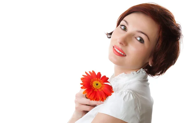 Красива жінка з квіткою в руках на білому фоні — стокове фото