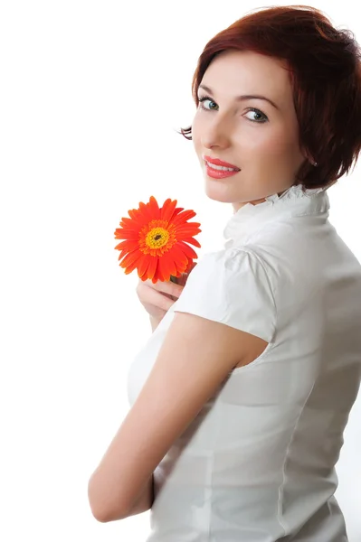 백색 backgroun에 대 한 그녀의 손에 있는 꽃과 아름 다운 여자 — 스톡 사진