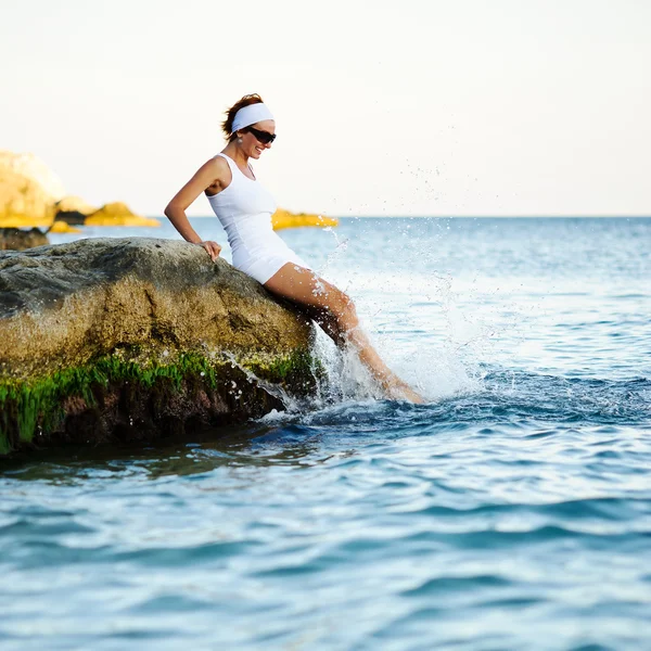 Женщина, плещущаяся в море — стоковое фото