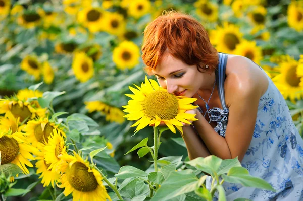 Woman on blooming sunflower field — Stock Photo, Image