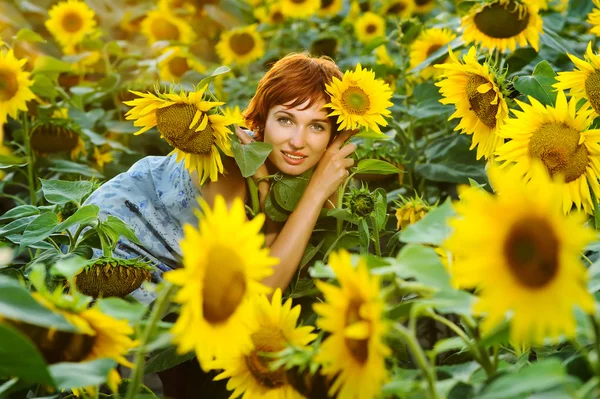 Mulher no campo de girassol florescendo — Fotografia de Stock