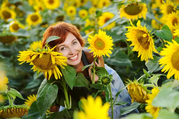 Mujer en el campo de girasol en flor —  Fotos de Stock