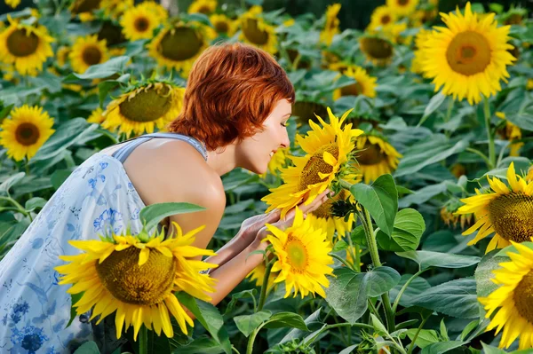 Woman on blooming sunflower field — Stock Photo, Image